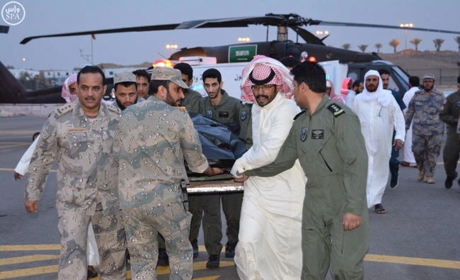 A Saudi soldier killed in fighting with Houthi insurgents from Yemen is carried by his comrades and officials. King Salman has ordered that the families of security forces who have been killed defending the Kingdom be cared for. (SPA file photo)