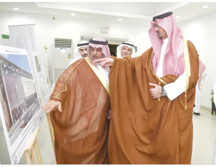 Prince Saud bin Khaled Al-Faisal, right, deputy governor of Madinah, visits the Madinah Chamber of Commerce and Industry on Wednesday.
