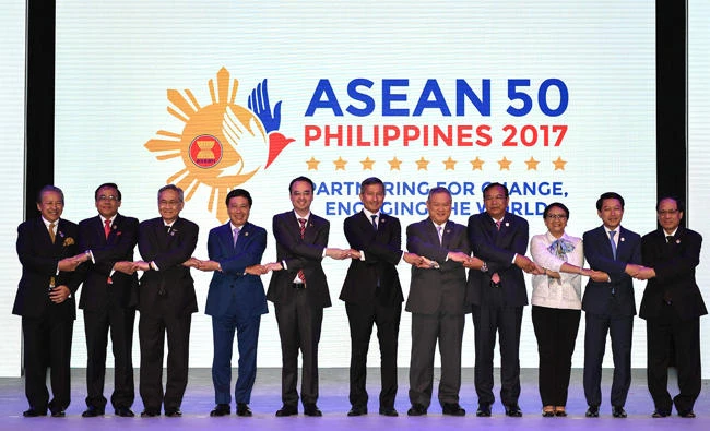 Foreign Ministers of South Asian countries and ASEAN Secretary-General Le Luong Minh join hands for a family photo during the opening ceremony of the 50th ASEAN Regional Forum (ARF) meeting in Manila on Saturday. (AFP)