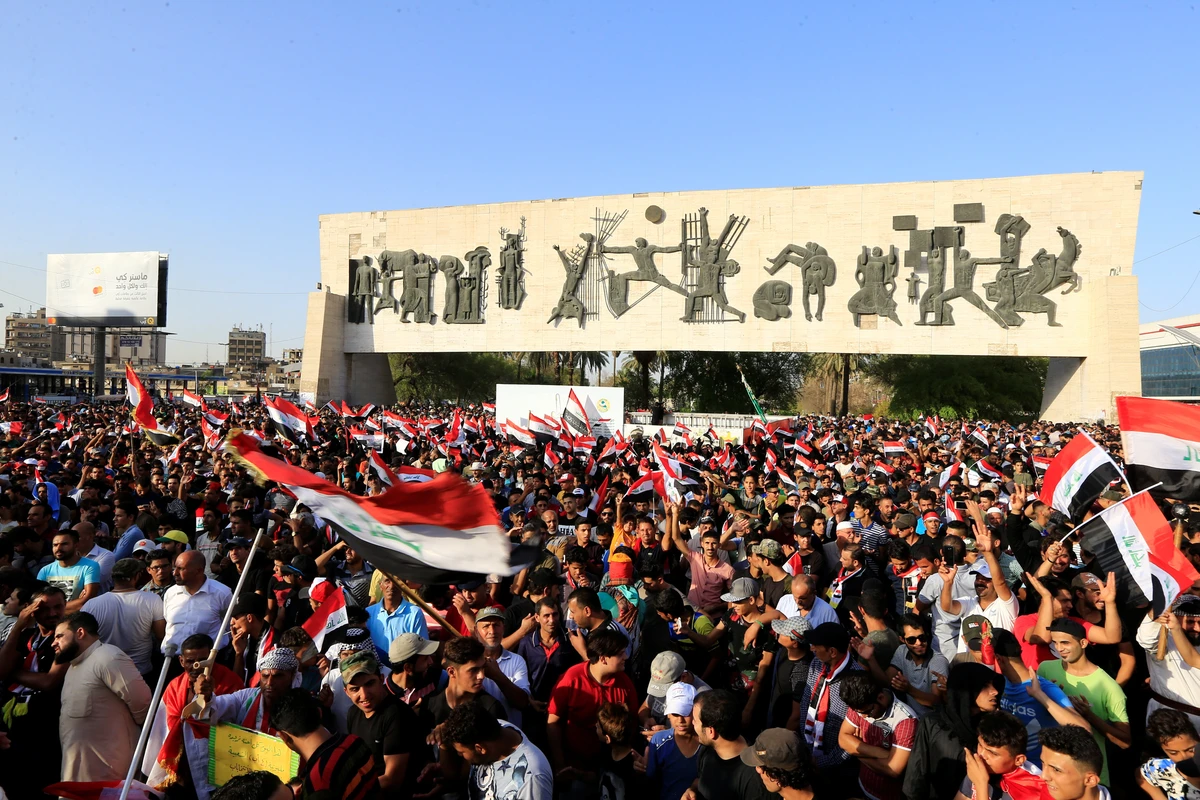 Supporters of Iraqi Shi'ite cleric Moqtada al-Sadr gather during a protest against corruption at Tahrir Square in Baghdad, Iraq August 4, 2017. (REUTERS)