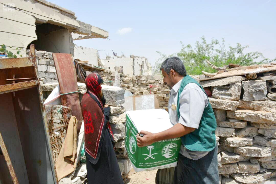 A KSRelief official distributes aid packets among the needy in Yemen. (SPA)