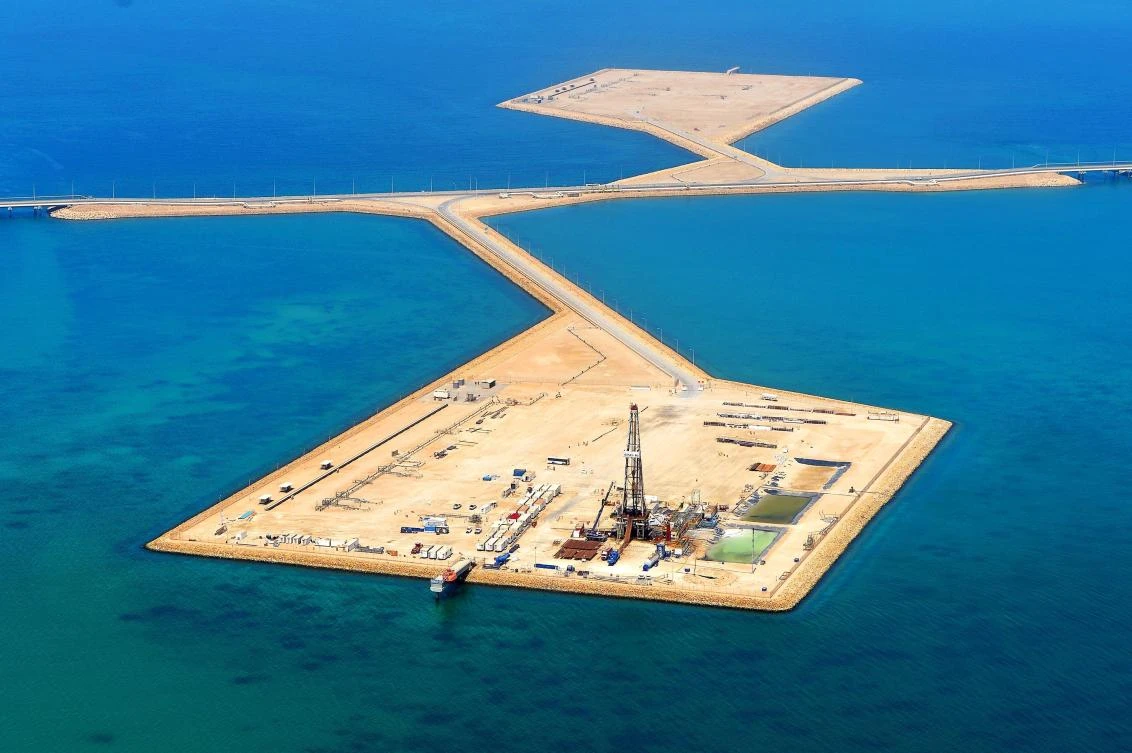 A drilling rig at one of Manifa’s Causeway Islands.