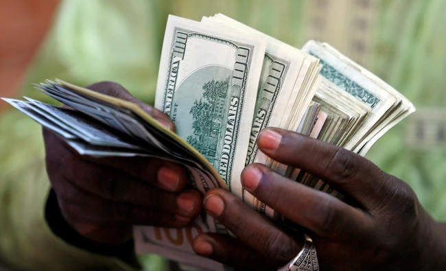 A bureau de change operator counts U.S. currency notes in Abuja, in this March 12, 2015 file photo. (Reuters)