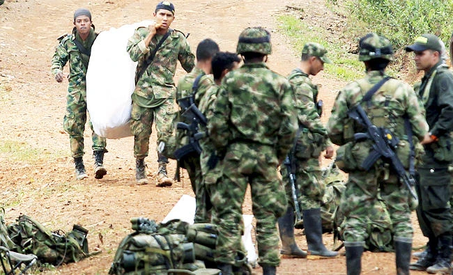 Colombian soldiers carry the body of a comrade killed after a rebel attack in La Esperanza village, in this April 15, 2015 file photo. (REUTERS)