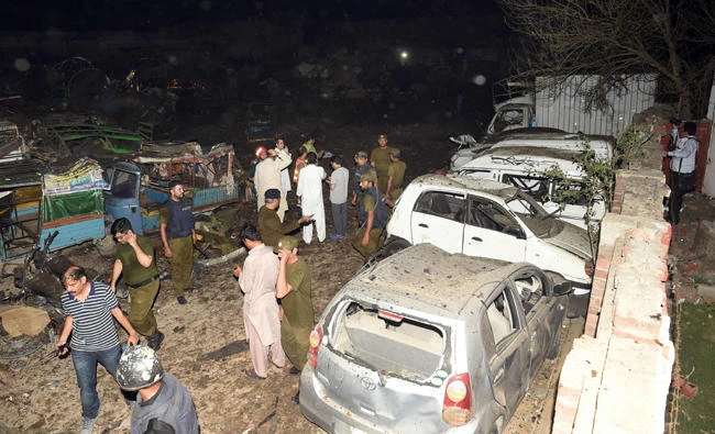 Truck bomb injures 34 in Pakistan’s Lahore