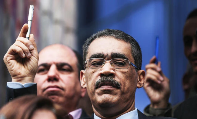Head of the Egyptian Press Syndicate Diaa Rashwan holds a pen in a show of solidarity with the victims of attack in Paris on the Charlie Hebdo newspaper, at the Press Syndicate in Cairo, Egypt, in this Jan. 11, 2015 file photo. (AP)