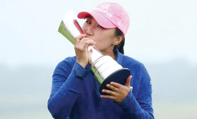 I. K. Kim kisses the trophy after winning the British Women's Open golf championship. (AFP)