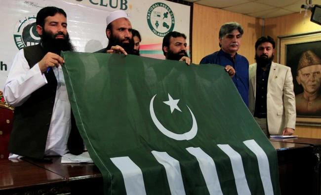 Saifullah Khalid (2nd L), President of Milli Muslim League (MML) political party, holds a party flag with others during a news conference in Islamabad, Pakistan August 7, 2017. (REUTERS/Faisal Mahmood)