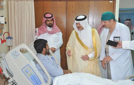 Prince Saud bin Naif bin Abdulaziz, governor of the Eastern Province, visits security officers who were injured in line of duty in the town of Awamiya in Qatif over the weekend. The Saudi Interior Ministry confirmed on Monday that three men from a list of 23 wanted terrorists in Qatif have surrendered to security forces. (Photo courtesy: Ministry of Interior website)