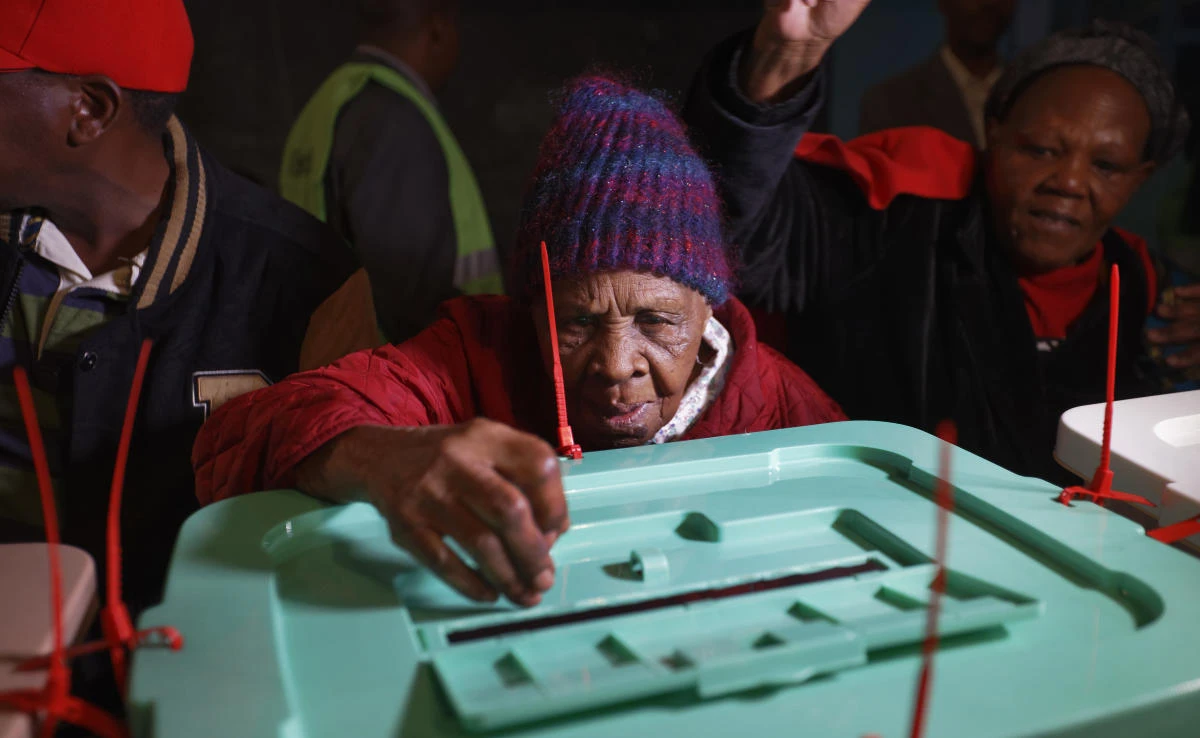 Lydia Gathoni Kiingati, 102, casts her vote just after dawn at a polling station in Gatundu, north of Nairobi, Kenya, Tuesday, Aug. 8, 2017. Kenyans are going to the polls to vote in a general election after a tightly-fought presidential race between incumbent President Uhuru Kenyatta and main opposition leader Raila Odinga. (AP)
