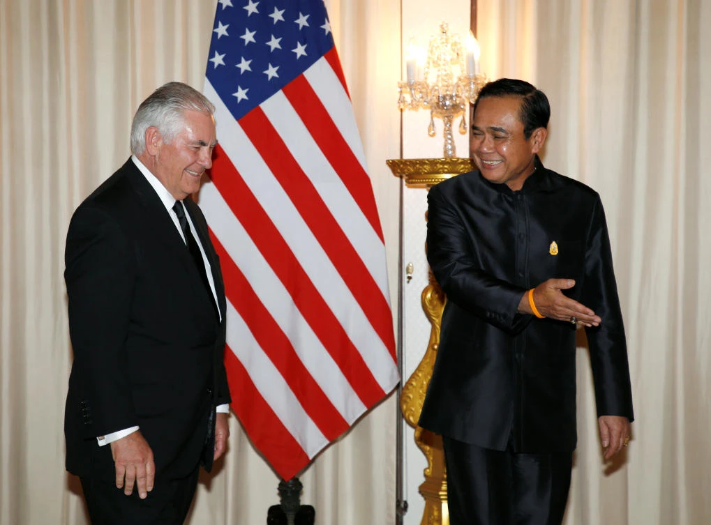 Thai Prime Minister Prayut Chan-o-cha (R) shows the way to U.S. Secretary of State Rex Tillerson (L) during a meeting at Government House in Bangkok, Thailand, August 8, 2017. (REUTERS)