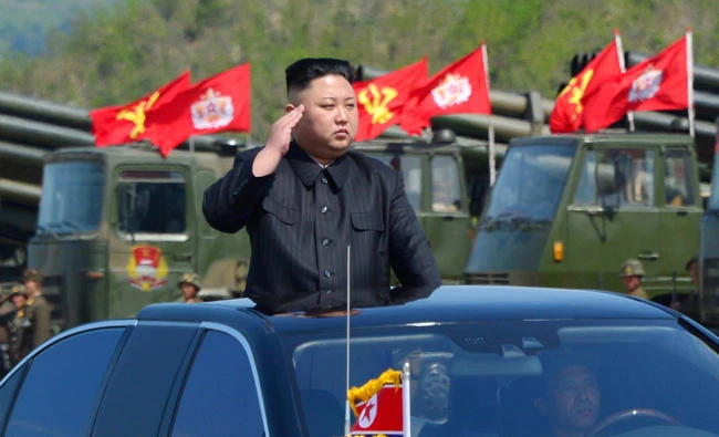 North Korea's leader Kim Jong Un watches a military drill marking the 85th anniversary of the establishment of the Korean People's Army (KPA) in this handout photo by North Korea's Korean Central News Agency (KCNA) made available on April 26, 2017. (Reuters file photo)