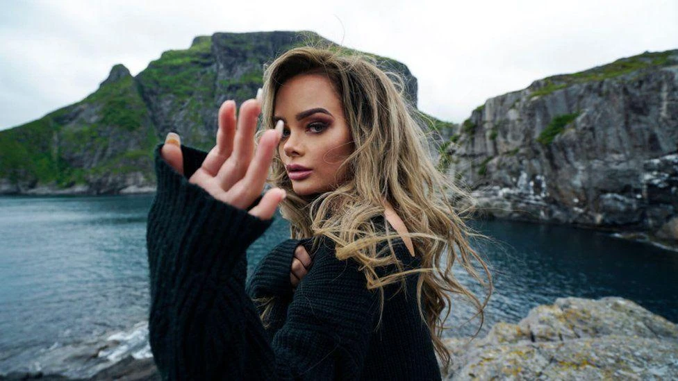 Sophie Elise told Radio 1 Newsbeat that she came under fire online.