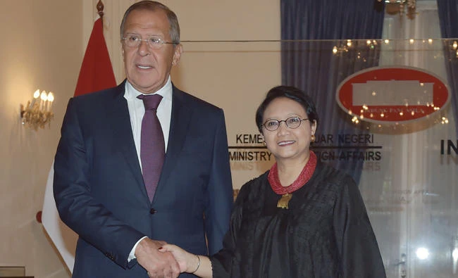 Russian Foreign Minister Sergey Lavrov, left, shakes hands with his Indonesian counterpart Retno Marsudi prior to their meeting in Jakarta on Wednesday. (AFP)