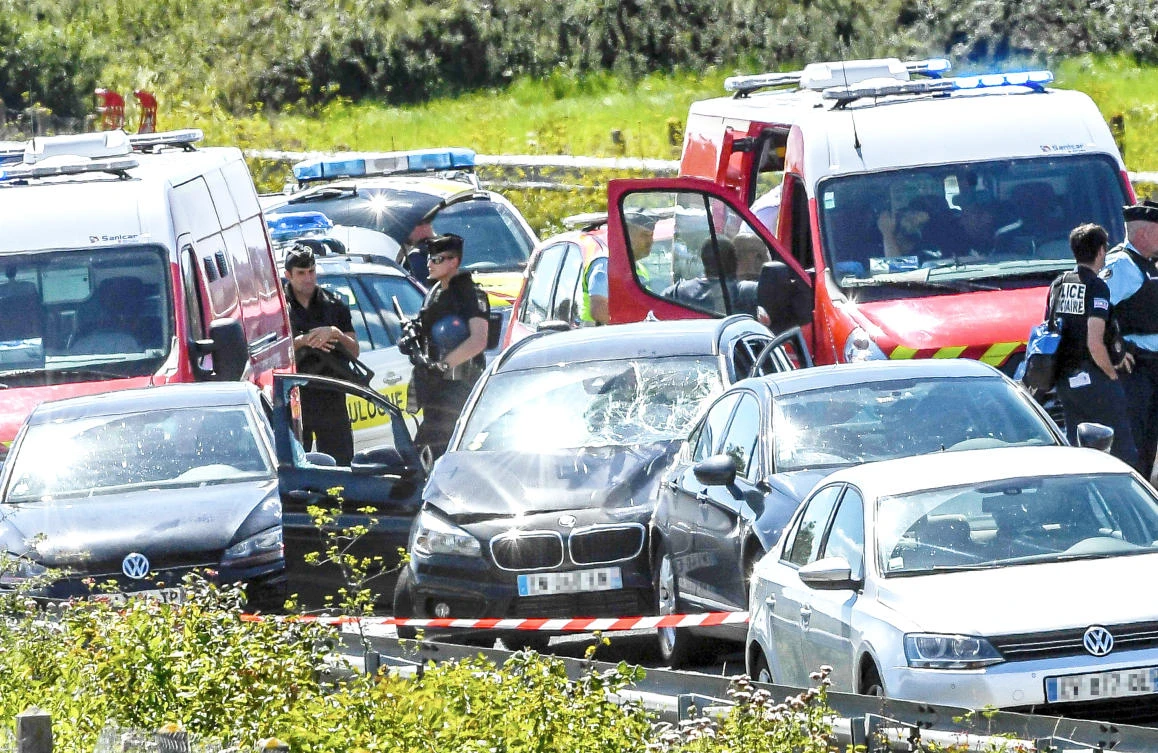 Man in custody after Paris attack on soldiers