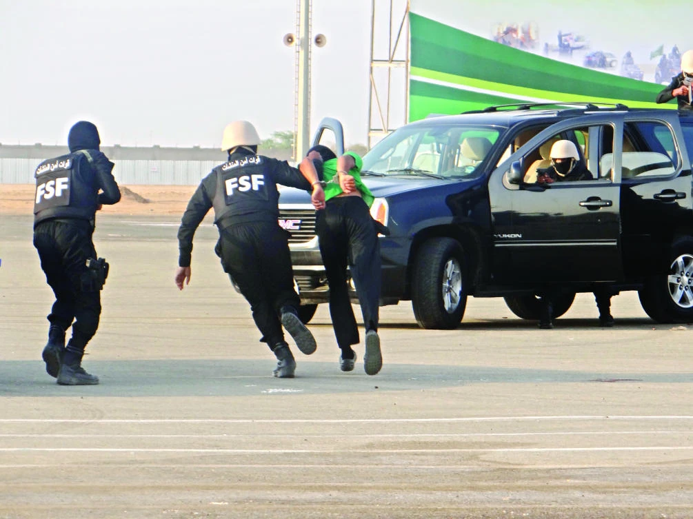 The 560 graduates took part in a live-simulation exercise to storm a building and rescue hostages, and neutralize terrorists using security aircraft. (AN photo)