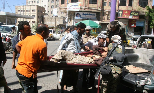 In this November 17, 2016 photo, pro-government fighters in Yemen carry a comrade injured during fighting against Houthis in the southwestern city of Taiz. Indiscriminate shelling of populated neighborhoods of Taiz by Houthi militia and forces loyal to deposed President Ali Abdullah Saleh have killed at least 30 civilians and wounded more than 160 in May. (Reuters file photo)