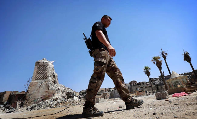 A member of Iraq's Counter-Terrorism Service (CTS) walks past the destroyed ancient leaning minaret, known as the "Hadba" (Hunchback), in Mosul's old city on July 30, 2017. (AFP)