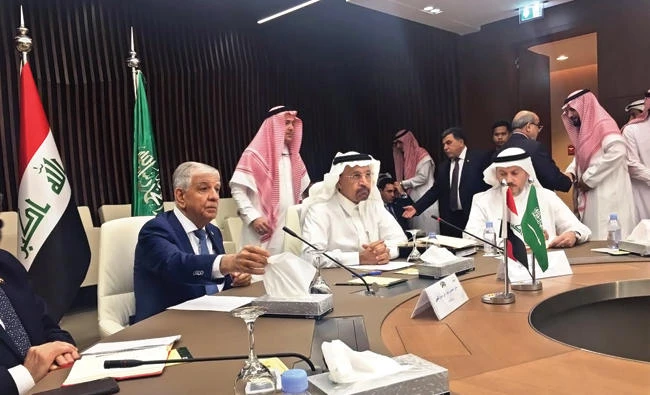 Saudi Minister of Energy, Industry and Mineral Resources Khalid Al-Falih in a meeting with Iraqi Oil Minister Jabar Al-Luaibi in Jeddah on Thursday. (AN photo)