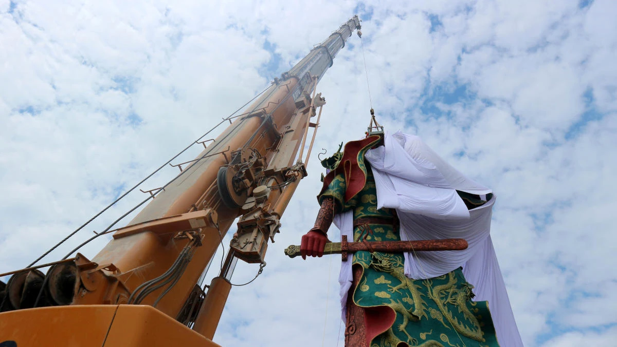 A crane is used to cover the statue of Guan Yu, a Chinese deity, with a cloth in Tuban, about 100 km (60 miles) west of Indonesia’s second-biggest city of Surabaya, East Java, Indonesia. (Antara Foto/Aguk Sudarmojo REUTERS)