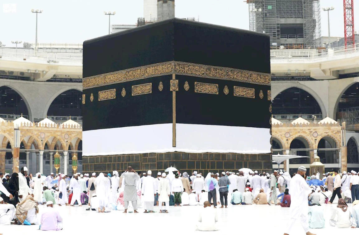Hundreds ofworshipperslisten toa Fridaysermon atthe GrandMosque inMakkah.(SPA)