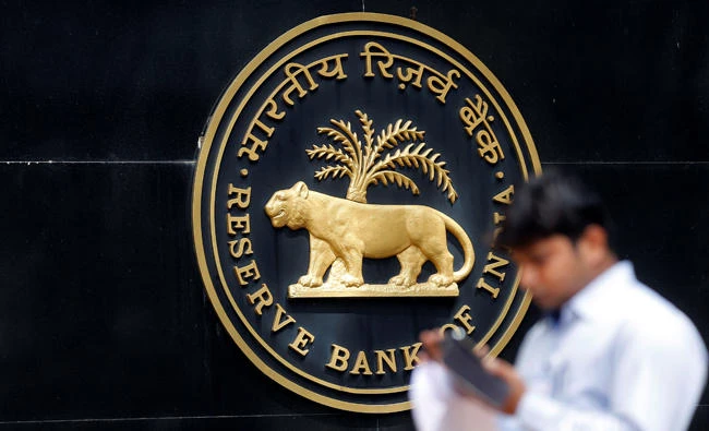 A man checks his phone outside the Reserve Bank of India (RBI) headquarters in Mumbai, India, in this June 7, 2017 photo. (REUTERS)