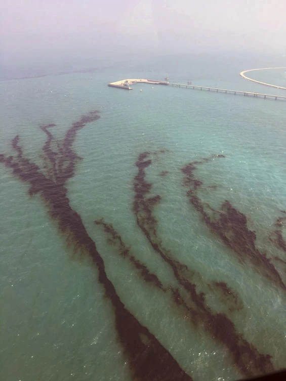 This Saturday Aug. 12, 2017 photo released by Kuwait Environment Public Authority, shows an oil spill near Kuwait’s southern Ras Al-Zour in Arabian Gulf waters. (AP)