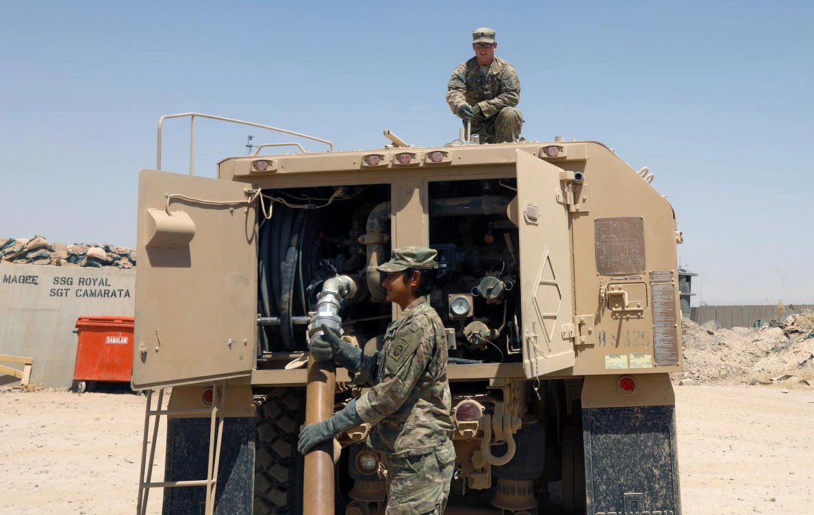 US army soldiers fuel a military truck at Qayyara air base west of Mosul, Iraq, August 10, 2017. (REUTERS)