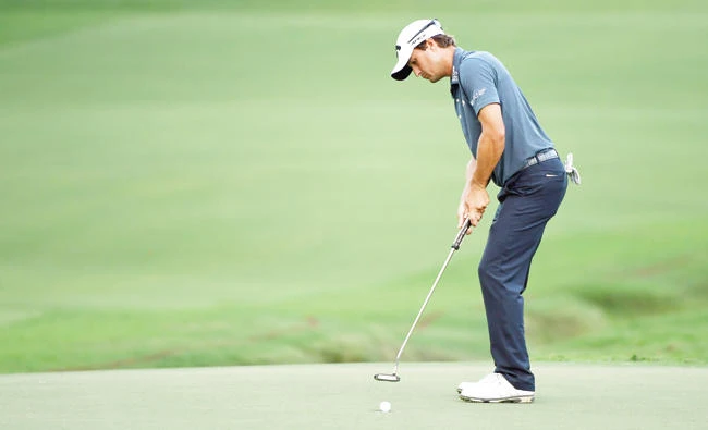 Kevin Kisner of the US putts for bogey on the 18th green during the third round of the 2017 PGA Championship at Quail Hollow Club on Saturday in Charlotte, North Carolina. (AFP)
