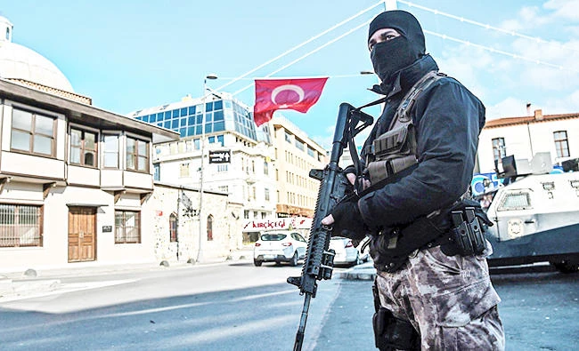 A Turkish special force police officer stands guard at ortakoy district near the Reina night club, in this January 2, 2017 photo, in Istanbul, Turkey. (AFP)