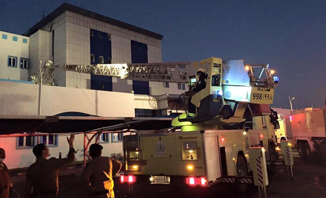 Saudi Civil Defense firefighters search for trapped occupants of a fire-hit building in Jazan in this Dec. 24, 2015 file photo. Hajj officials on Sunday said the death of an Iraqi pilgrim after falling from a Madinah hotel building was accidental.(Saudi Civil Defense photo)