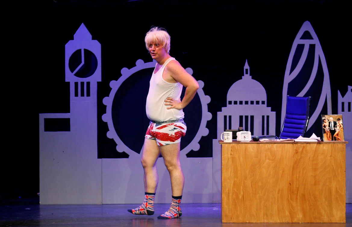 Member of the cast James Witt performs as Boris Johnson in 'Brexit-The Musical' at the Edinburgh Fringe, in Edinburgh, Scotland, Britain August 11, 2017. Picture taken August 11, 2017. (REUTERS)