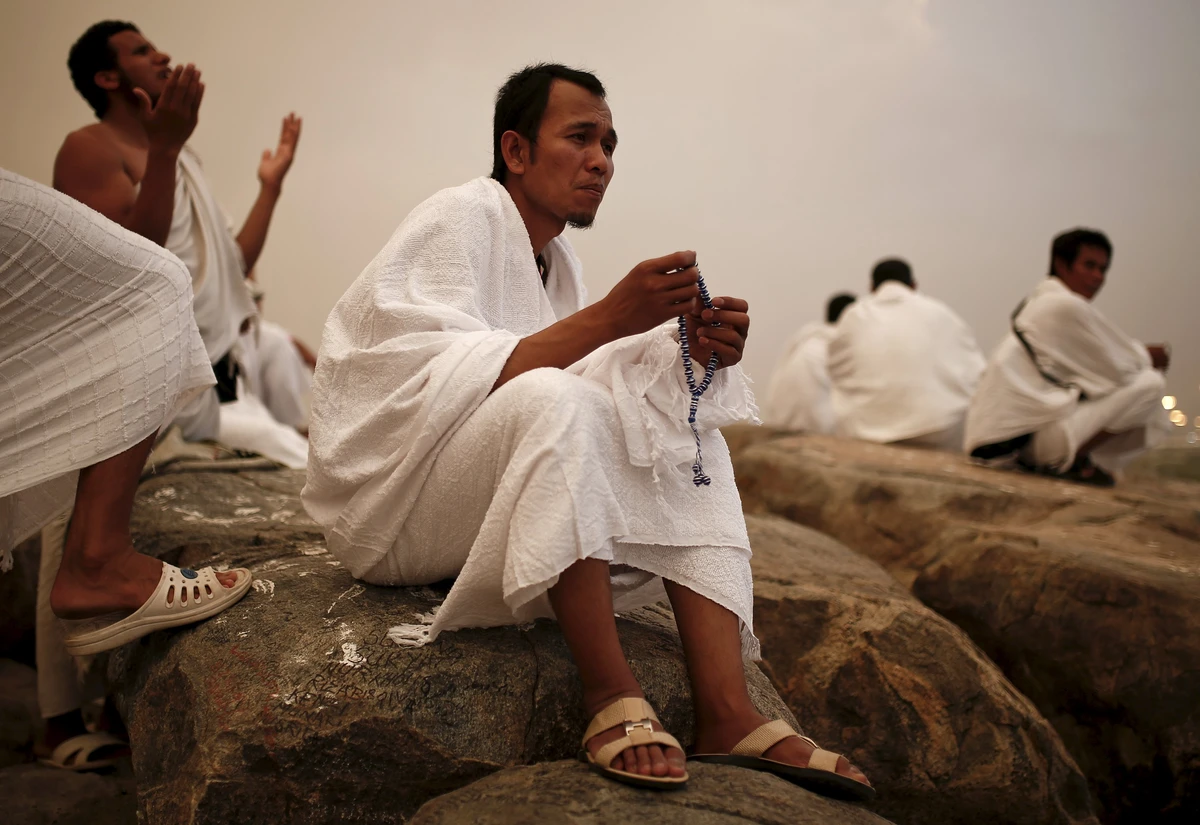 Muslim pilgrims pray on Mount Mercy on the plains of Arafat during the annual hajj pilgrimage, outside the holy city of Makkah September 22, 2015. (REUTERS)