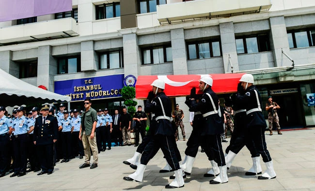 Turkish police officers carry the coffin of killed police officer Sinan Acar on August 14, 2017 during his funeral ceremony at the police department headquarters in Istanbul. The officer was stabbed to death near his post in Istanbul on Sunday by a suspected member of the Daesh group, Turkish media said. (AFP)