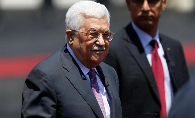 Palestinian Authority President Mahmoud Abbas stands during a ceremony in the West Bank city of Ramallah on August 7, 2017. The authority on Monday released five jailed journalists linked to its rival Hamas, a day after Hamas freed a PA-linked journalist that it had detained. (REUTERS file photo)