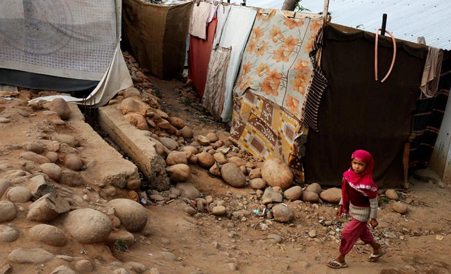 A girl belonging to Rohingya Muslim community walks past a makeshift settlement on the outskirts of Jammu May 6, 2017. (Reuters file)