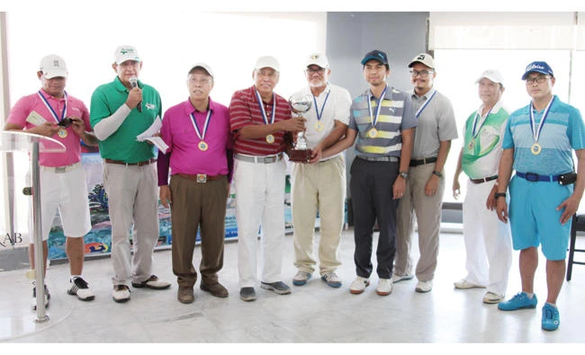 The champion team led by Ambassador Datuk Zainol Rahim bin Zainuddin of the Malaysian Embassy, center, with organizing Knights of Rizal and Dirab Golf Committee Chairman Tariq Javed, second left. (Photos by Noel A. Alipoyo)