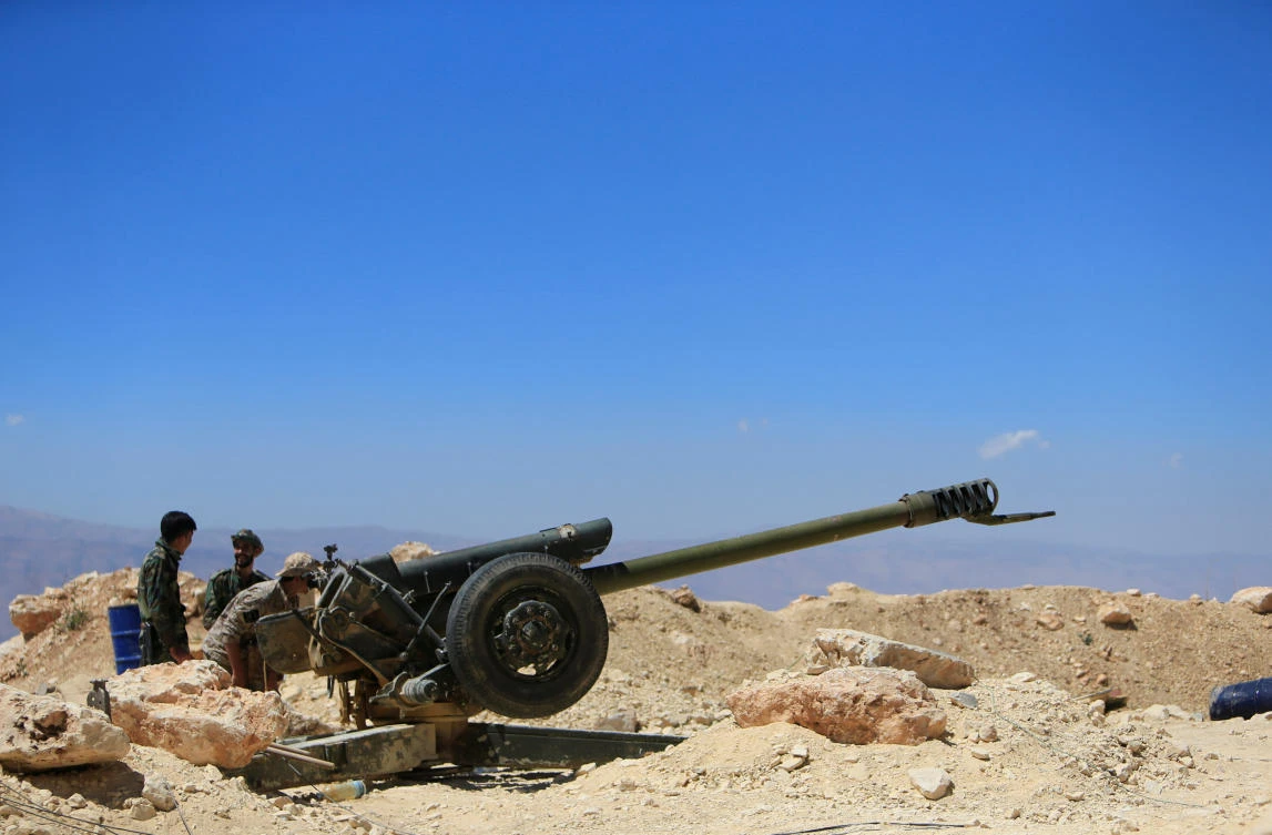 Hezbollah members watch the buses that will transfer Nusra Front militants in Jroud Arsal, Syria-Lebanon border, on July 31, 2017. While the Hezbollah-Nusra Front tensions have been resolved, Lebanese army units on Monday took up positions in the northeast of the country in preparation for a battle with Daesh militants occupying a 260 square km-area straddling the border with Syria. (REUTERS/Ali Hashisho)