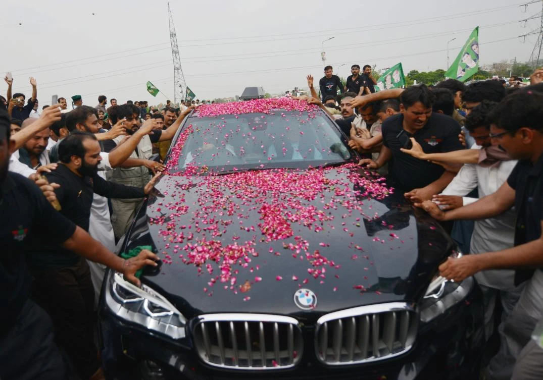 Pakistani supporters escort the vehicle carrying ousted prime minister Nawaz Sharif (C-R) during a rally in Islamabad on August 9, 2017. Deposed Pakistani prime minister Nawaz Sharif is leading a rally from the capital Islamabad to his home in Lahore, following his ouster by the Supreme Court following a corruption probe. (AFP)