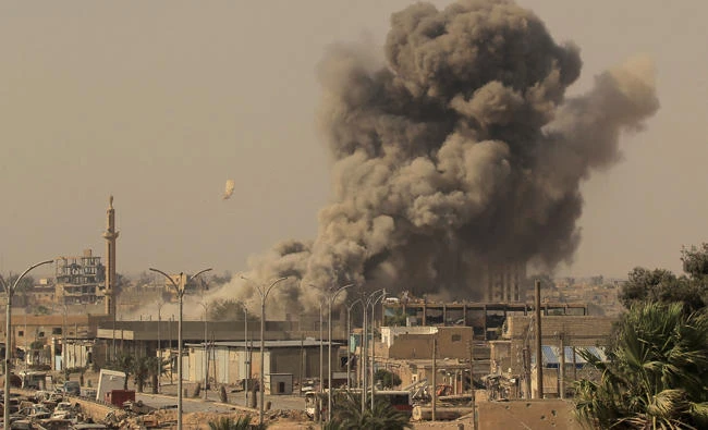 Smoke rises during clashes between SDF and Daesh militants in Raqqa on Tuesday. (Reuters)