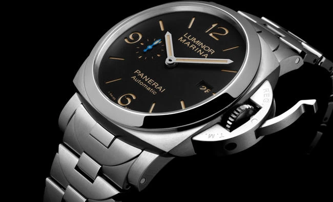 The dial of the new Luminor Marina 1950 3 Days Automatic is black, with large luminous beige markers.