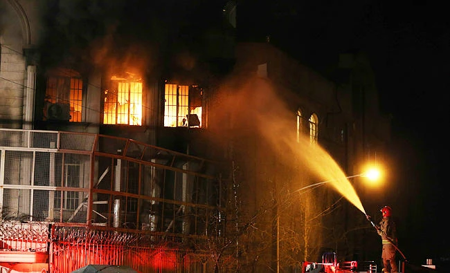 Iranian protesters set fire to the Saudi Embassy in Tehran in this January 2, 2016 file photo. (AFP)