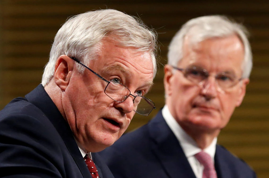 FILE PHOTO: Britain's Secretary of State for Exiting the European Union David Davis (L) and European Union's chief Brexit negotiator Michel Barnier hold a joint news conference after the round of Brexit talks in Brussels, Belgium July 20, 2017. REUTERS/Francois Lenoir/File Photo