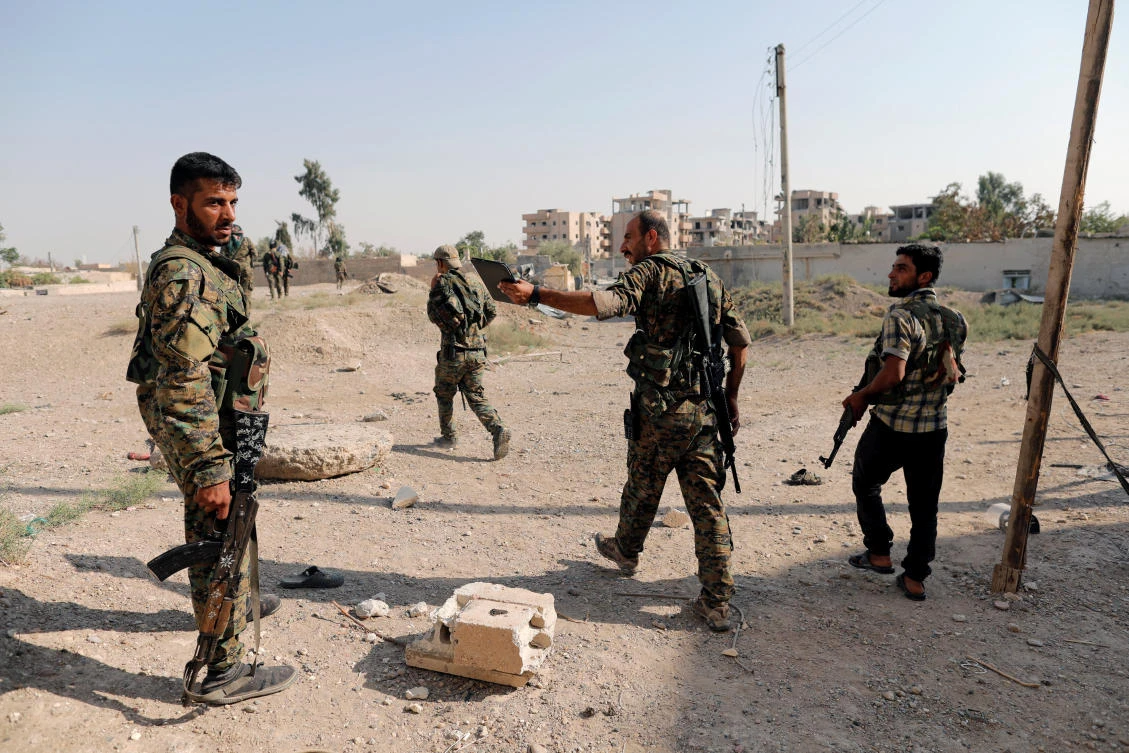 Members of the Syrian Democratic Forces walk at their position during the fighting with Daesh fighters in Raqqa, on August 16, 2017. (File photo by Reuters)