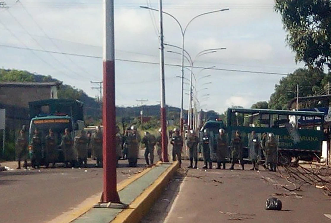This photo handed out by the Amazonas government press office shows Venezuelan soldiers blocking the access to Puerto Ayacucho jail after a riot on August 16, 2017. (Amazonas Government Press Office via AFP)