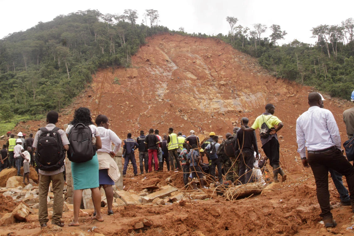 Volunteers wait at the scene of heavy flooding and mudslides in Regent, just outside of Sierra Leone's capital Freetown, Tuesday, Aug. 15 , 2017. Survivors of deadly mudslides in Sierra Leone's capital are vividly describing the disaster as President Ernest Bai Koroma says the nation is in a "state of grief." (AP)