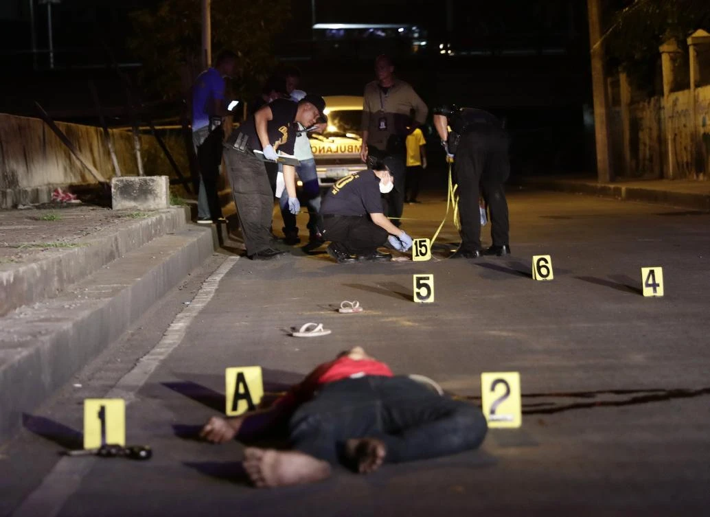 epa06149366 Filipino police investigators conduct investigation at the scene where a suspected criminal was killed following a police operation against illegal drug in Manila, Philippines, 18 August 2017. According to news reports, at least 15 suspected criminals were killed on the third night of a simultaneous police operation as President Rodrigo Duterte's campaign against illegal drug intensifies. Duterte had lauded the anti-drug operation carried out, one of the bloodiest weeks so far that had led to 82 deaths and hundreds of arrests. Duterte had launched the controversial war on drugs on 30 June 2016, the same day he had assumed power. EPA/FRANCIS R. MALASIG