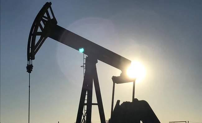 An oil rig drilling a well at sunrise, owned by Parsley Energy Inc. near Midland, Texas, U.S., in this May 3, 2017 photo. (REUTERS)