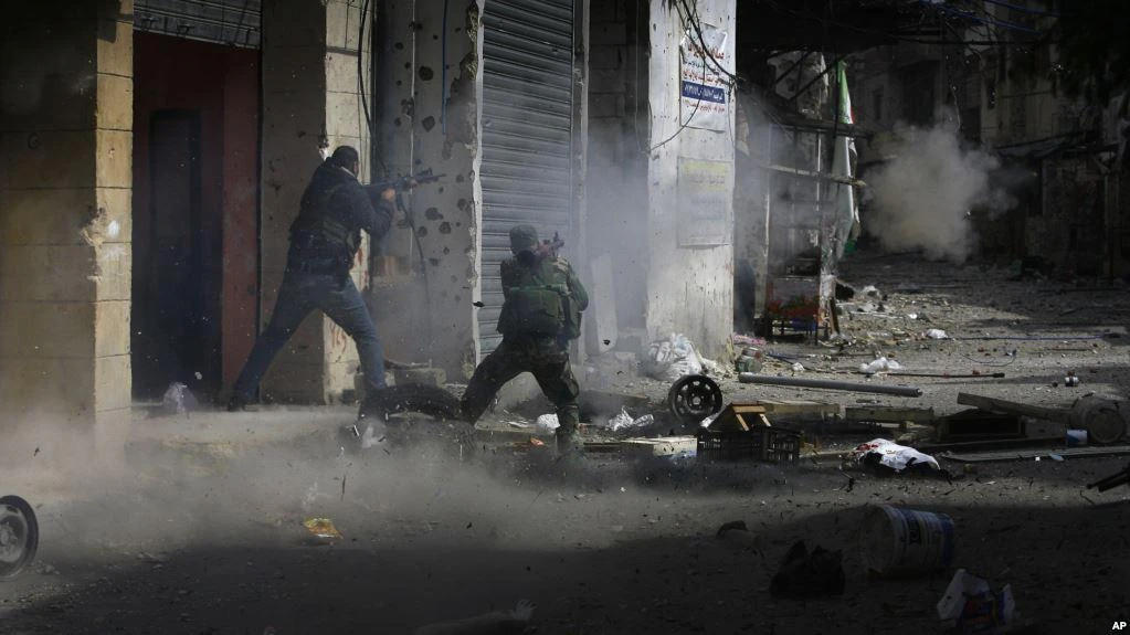 Members of the Palestinian Fateh Movement clash with Islamists in the Palestinian refugee camp of Ein el-Hilweh near the southern port city of Sidon, Lebanon, April 9, 2017. (File photo by AP)