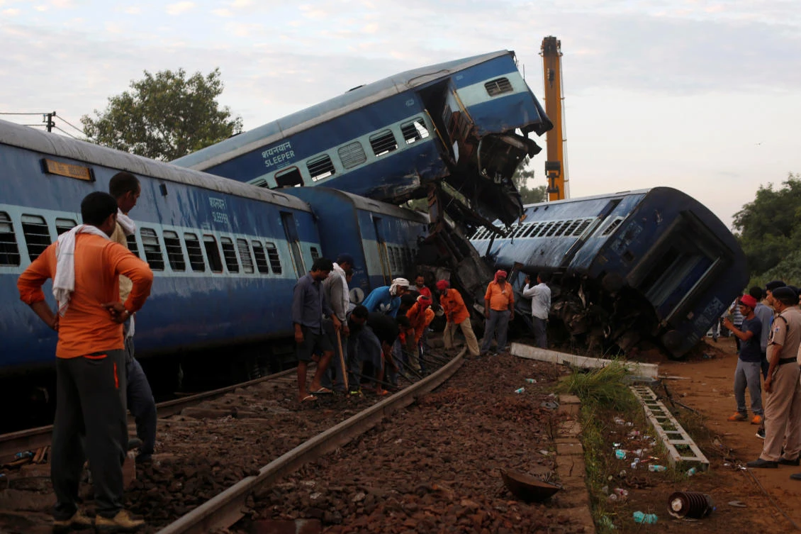 Railway workers repair the tracks next to derailed coaches of a passenger train at the site of an accident in Khatauli, in the northern state of Uttar Pradesh, India August 20, 2017. (REUTERS)